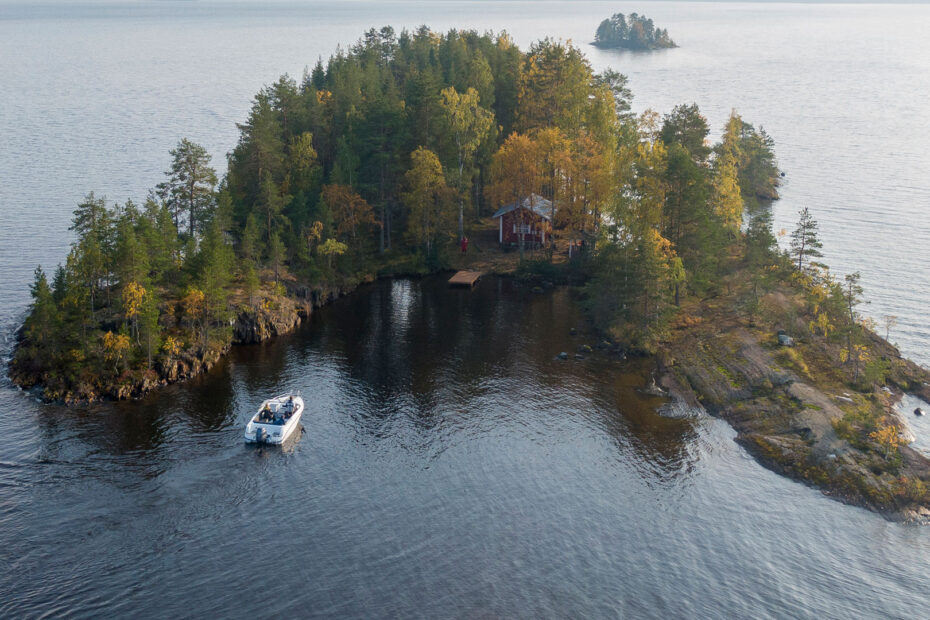 Vene rantautumassa saareen. Kuvituskuva.