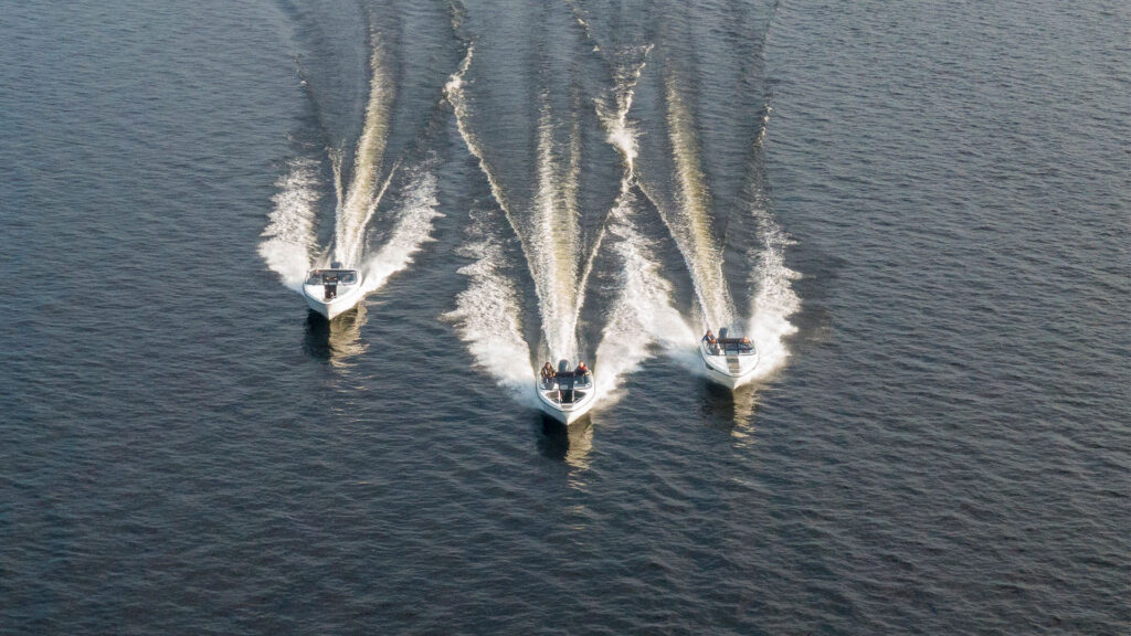 Kolme moottorivenettä suomalaisessa järvessä vierekkäin.
