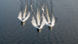 Kolme moottorivenettä suomalaisessa järvessä vierekkäin.