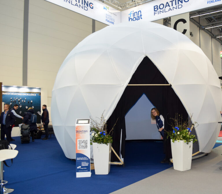 Nainen kurkistaa valkoisen kupolin sisältä.