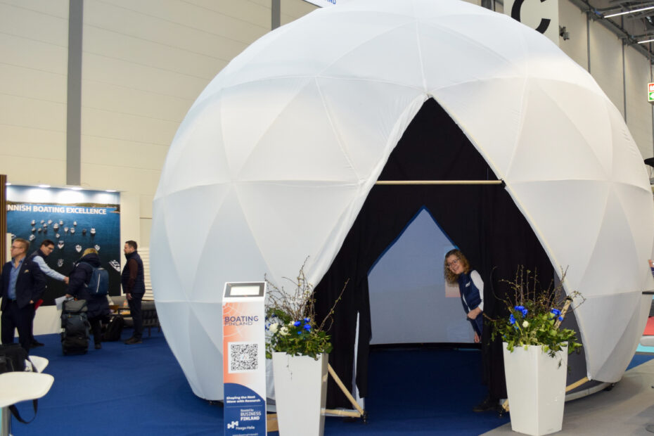 Nainen kurkistaa valkoisen kupolin sisältä.